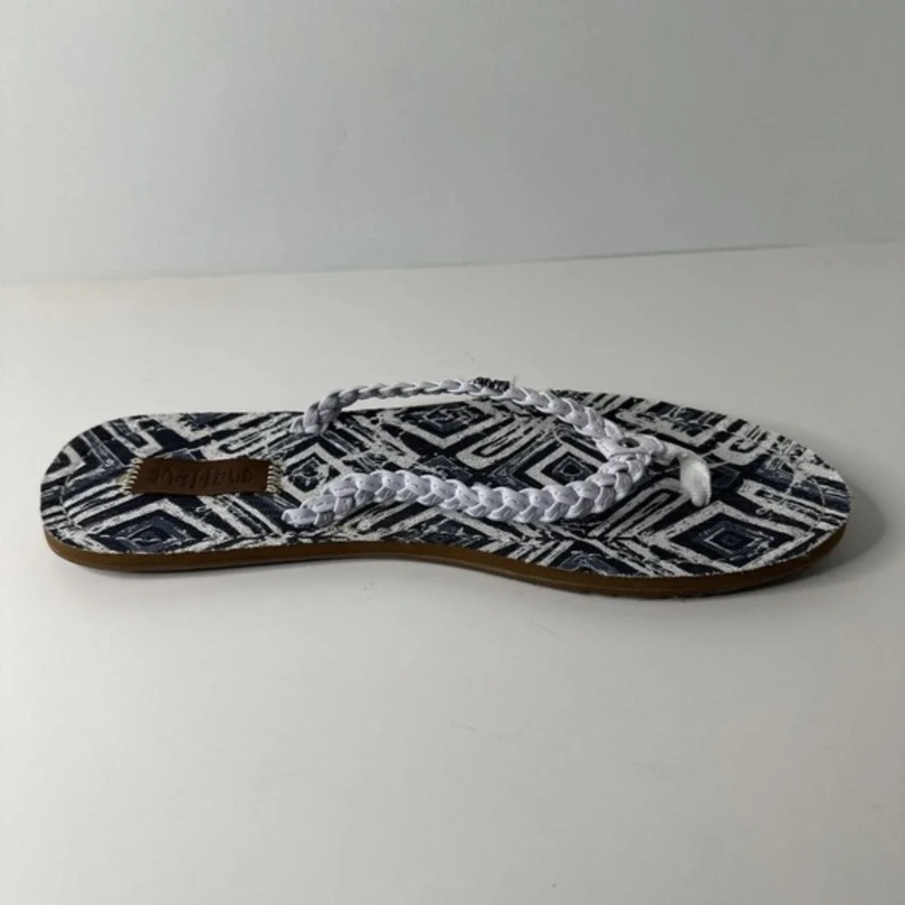 MAJ LOVE Women's Thong Sandals Size 9 Blue/ White Slip On Flats Thong Toes NWT‎